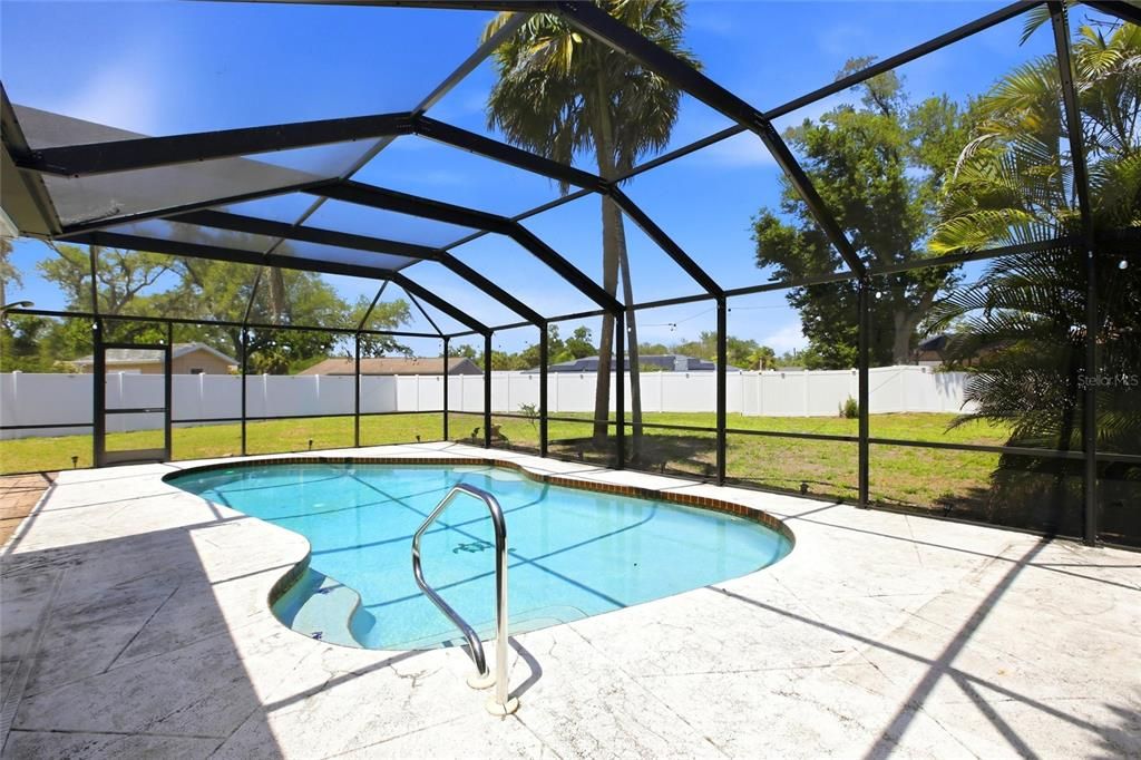 Activo con contrato: $349,900 (4 camas, 2 baños, 1439 Pies cuadrados)