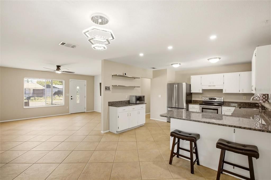 Activo con contrato: $349,900 (4 camas, 2 baños, 1439 Pies cuadrados)