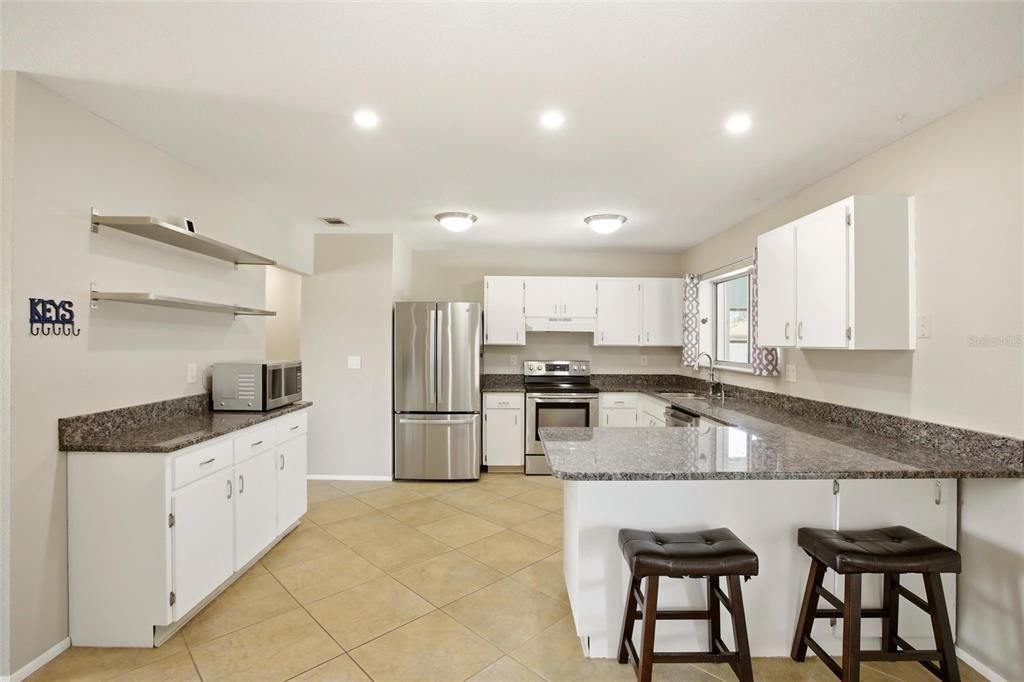 Activo con contrato: $349,900 (4 camas, 2 baños, 1439 Pies cuadrados)