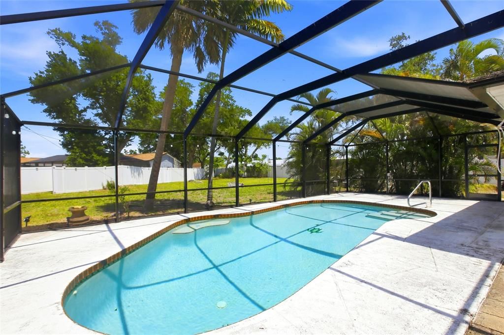 Activo con contrato: $349,900 (4 camas, 2 baños, 1439 Pies cuadrados)