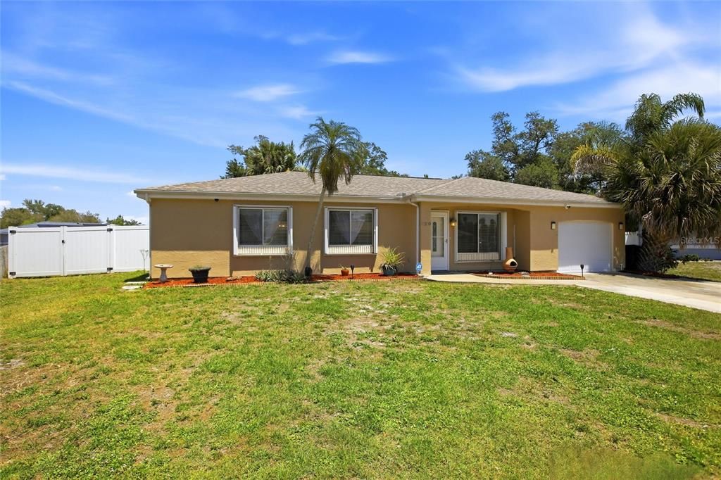 Activo con contrato: $349,900 (4 camas, 2 baños, 1439 Pies cuadrados)