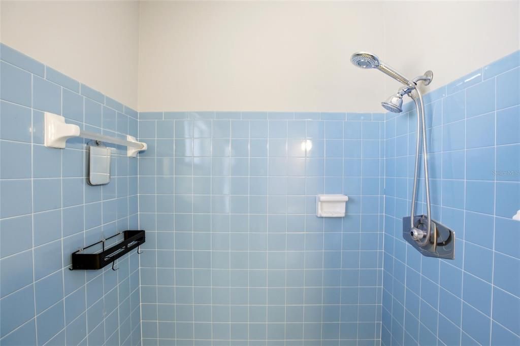Activo con contrato: $349,900 (4 camas, 2 baños, 1439 Pies cuadrados)