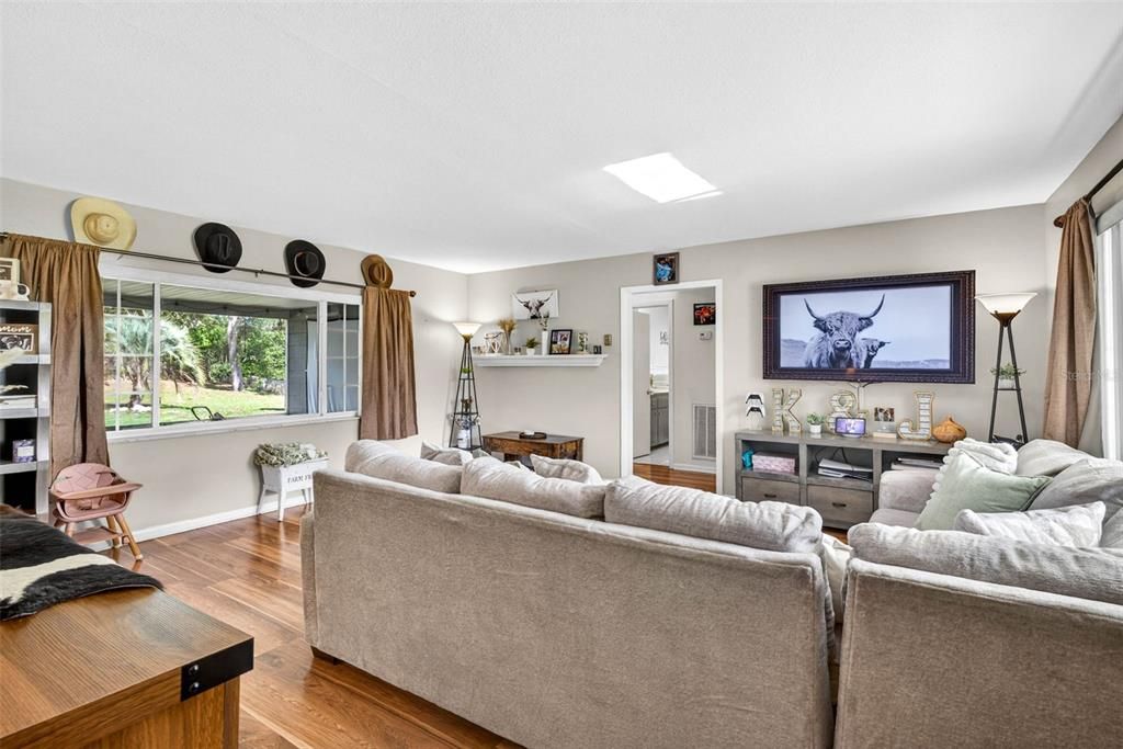 For Sale: $274,900 (2 beds, 2 baths, 1490 Square Feet)