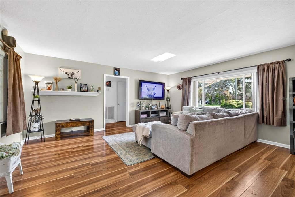 For Sale: $274,900 (2 beds, 2 baths, 1490 Square Feet)