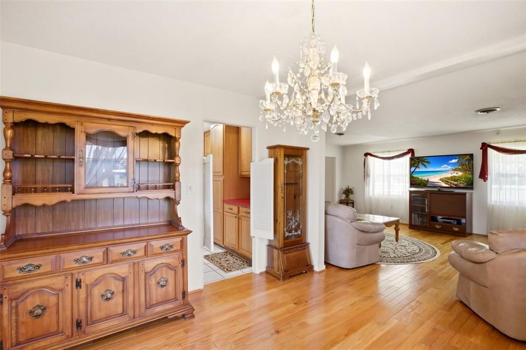 На продажу: $699,000 (5 спален, 4 ванн, 3914 Квадратных фут)