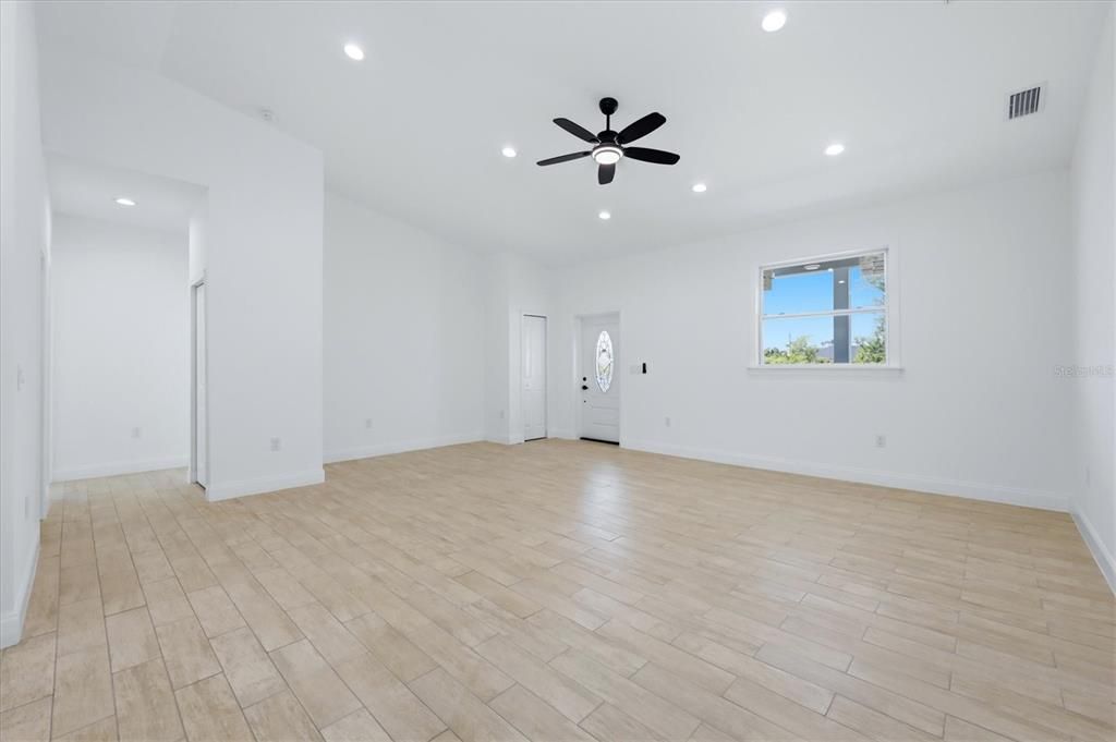 На продажу: $325,000 (3 спален, 2 ванн, 1710 Квадратных фут)