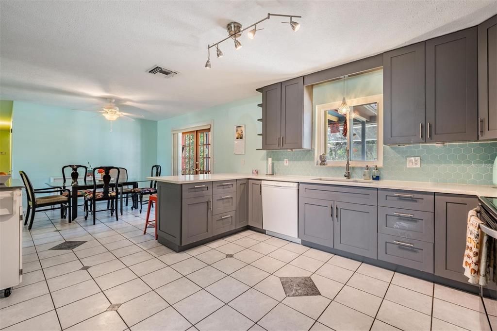 Activo con contrato: $417,000 (4 camas, 2 baños, 1752 Pies cuadrados)