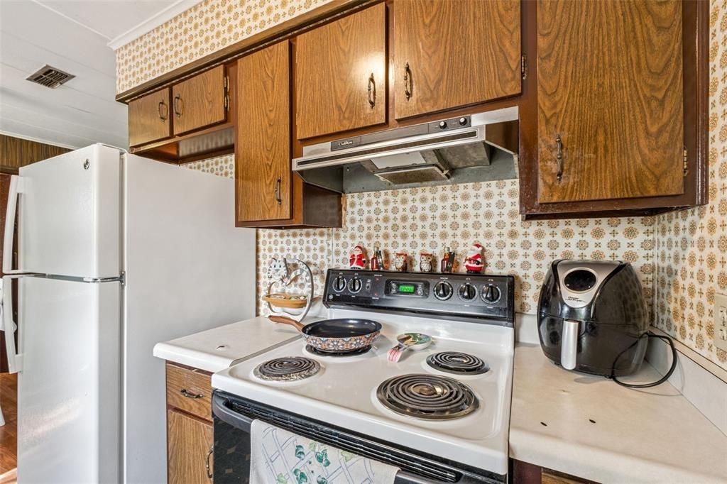 Active With Contract: $220,000 (3 beds, 2 baths, 1000 Square Feet)