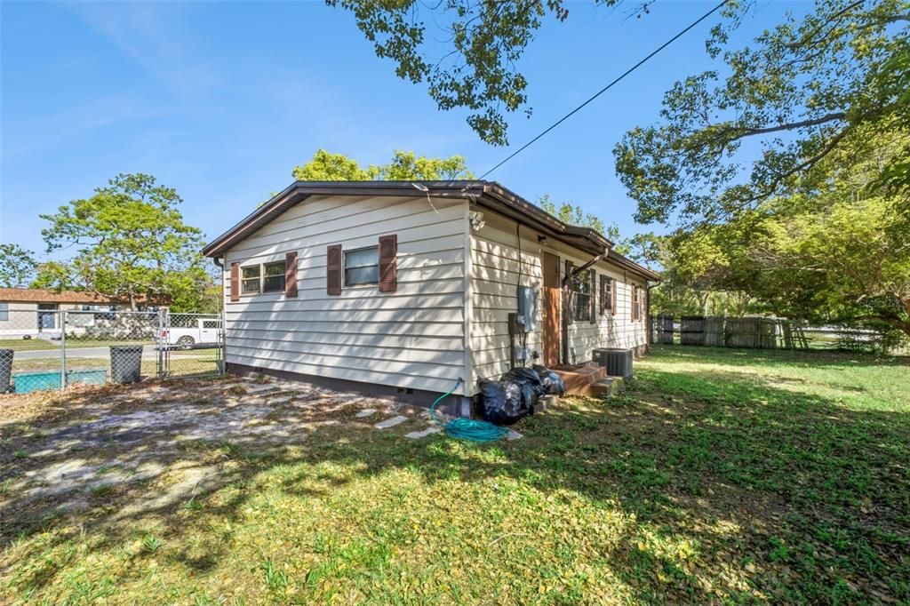 Active With Contract: $220,000 (3 beds, 2 baths, 1000 Square Feet)