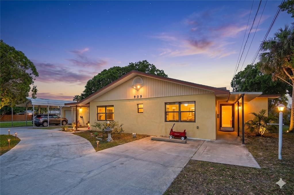 Active With Contract: $295,000 (3 beds, 2 baths, 1902 Square Feet)