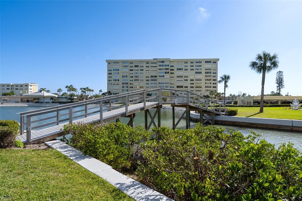 For Sale: $287,990 (2 beds, 2 baths, 1050 Square Feet)