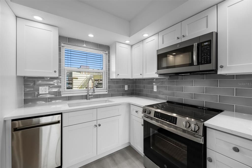 For Sale: $287,990 (2 beds, 2 baths, 1050 Square Feet)