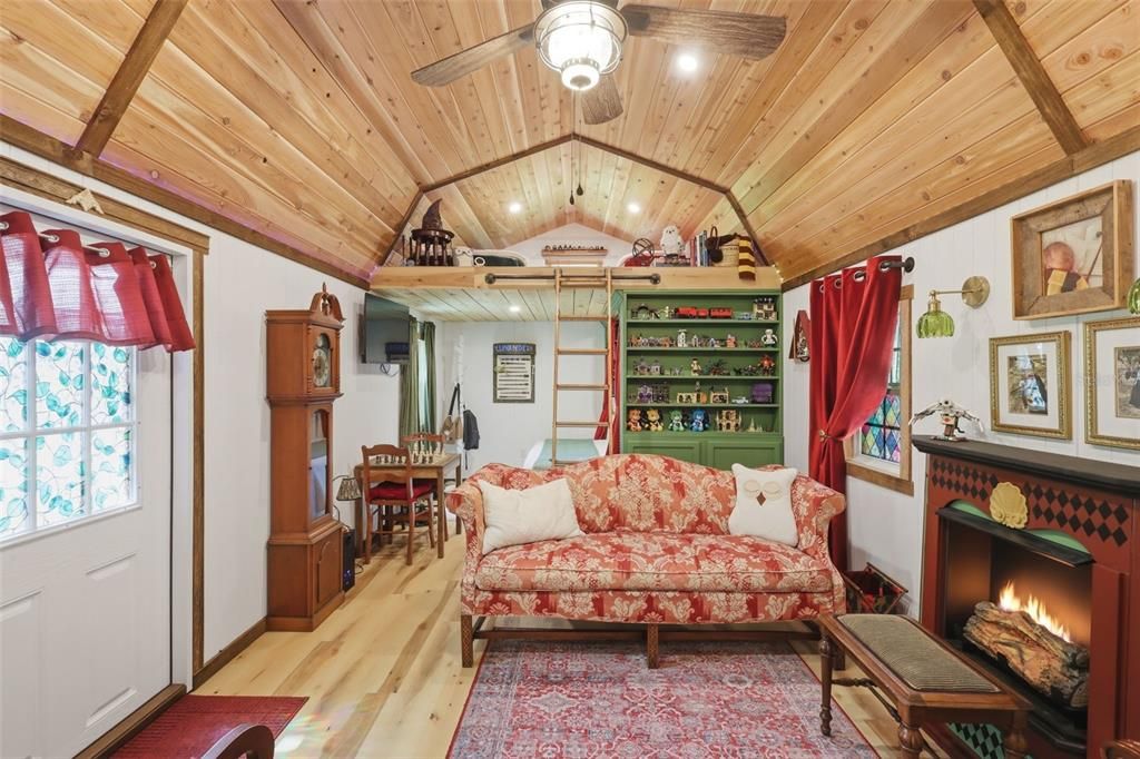Под контрактом: $599,900 (4 спален, 2 ванн, 1780 Квадратных фут)