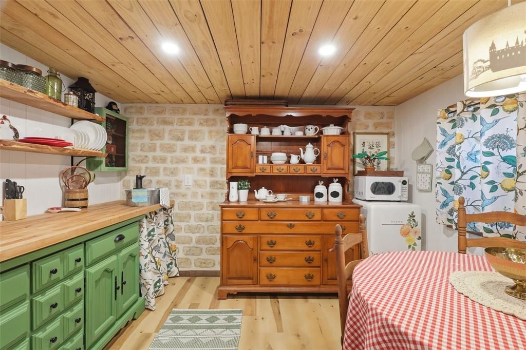 Под контрактом: $599,900 (4 спален, 2 ванн, 1780 Квадратных фут)