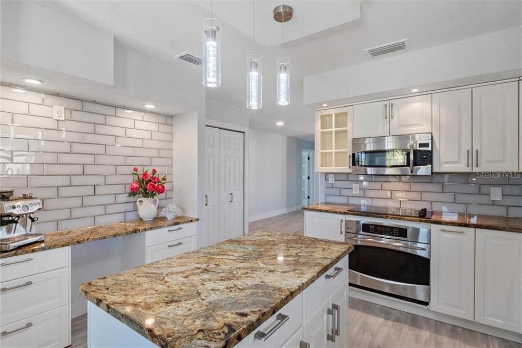 For Sale: $949,950 (4 beds, 3 baths, 2500 Square Feet)