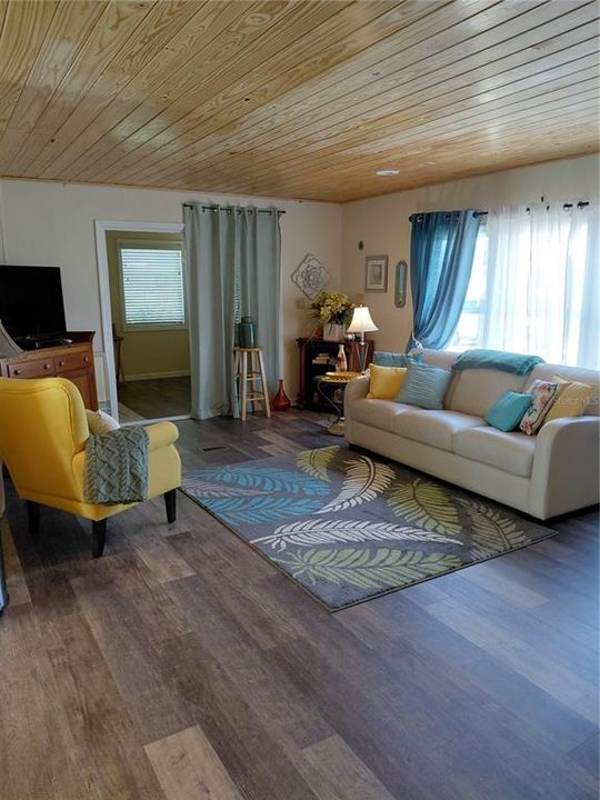 For Sale: $166,000 (2 beds, 2 baths, 960 Square Feet)