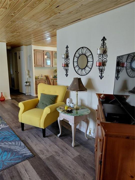 For Sale: $166,000 (2 beds, 2 baths, 960 Square Feet)