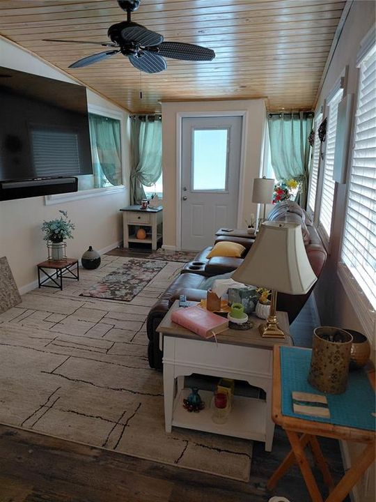 For Sale: $166,000 (2 beds, 2 baths, 960 Square Feet)