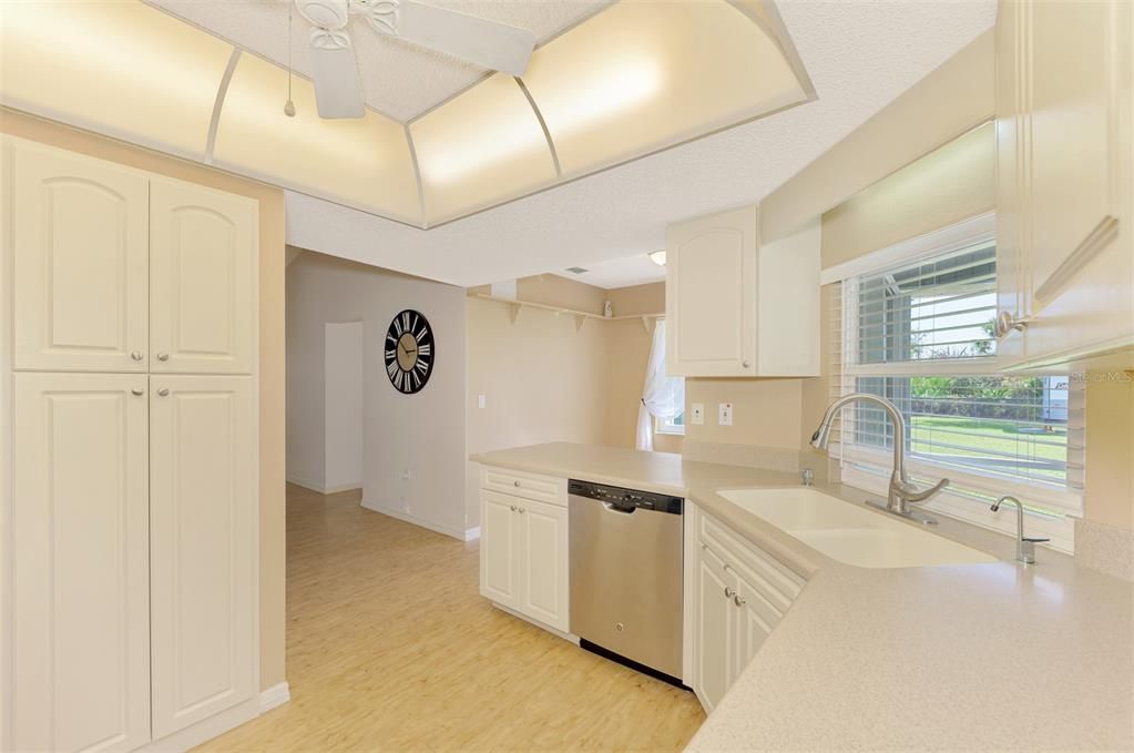 Activo con contrato: $349,900 (3 camas, 2 baños, 1884 Pies cuadrados)