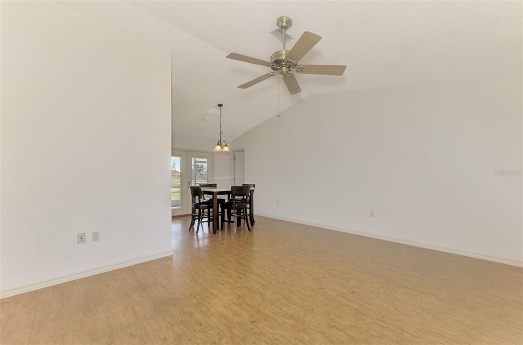 Activo con contrato: $349,900 (3 camas, 2 baños, 1884 Pies cuadrados)