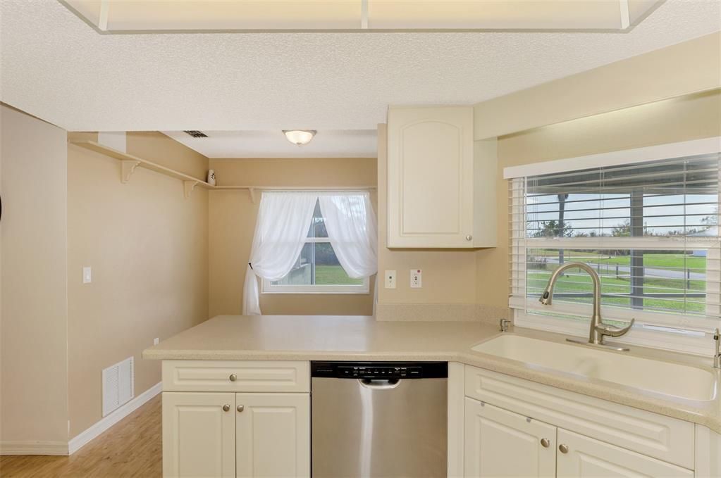 Activo con contrato: $349,900 (3 camas, 2 baños, 1884 Pies cuadrados)