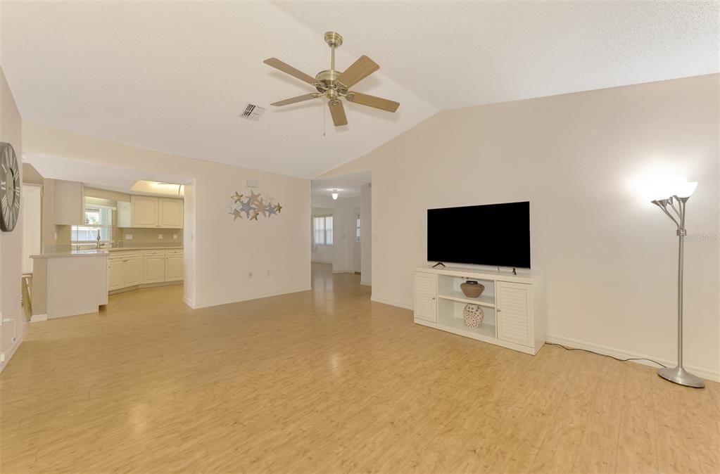 Activo con contrato: $349,900 (3 camas, 2 baños, 1884 Pies cuadrados)