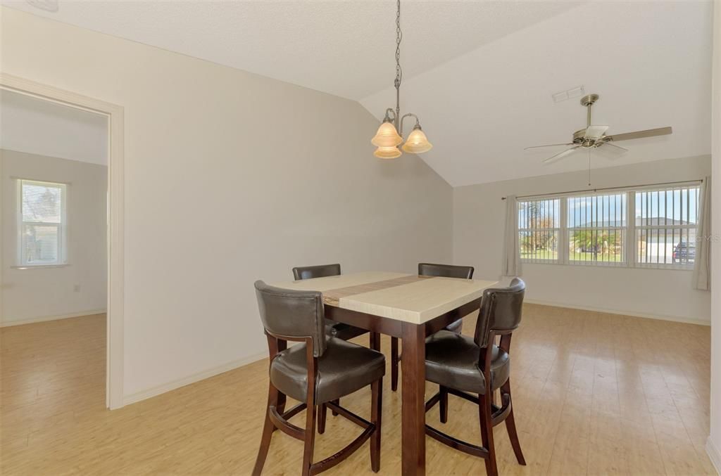 Activo con contrato: $349,900 (3 camas, 2 baños, 1884 Pies cuadrados)