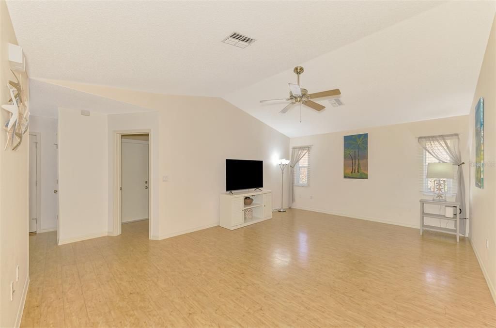 Activo con contrato: $349,900 (3 camas, 2 baños, 1884 Pies cuadrados)
