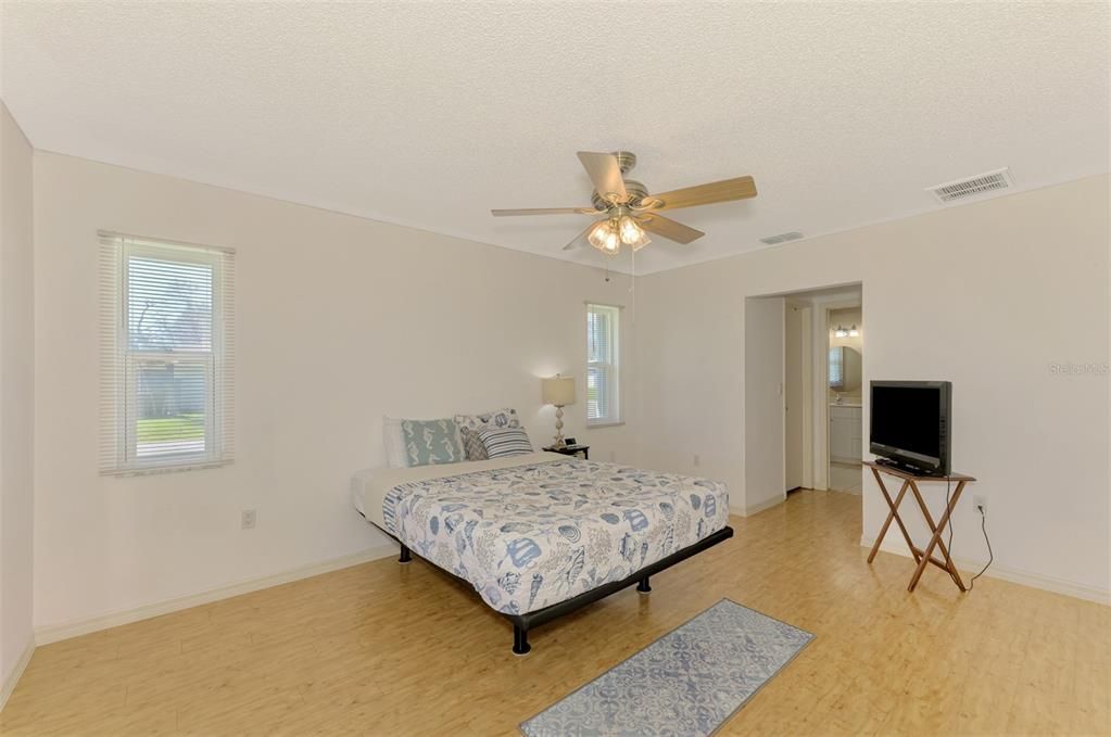 Activo con contrato: $349,900 (3 camas, 2 baños, 1884 Pies cuadrados)