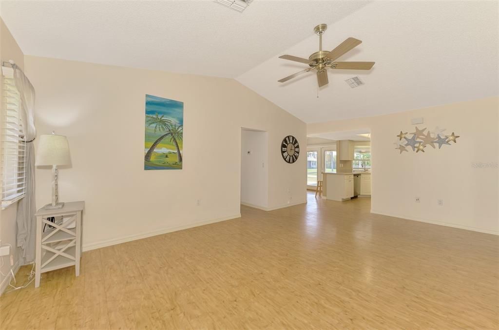 Activo con contrato: $349,900 (3 camas, 2 baños, 1884 Pies cuadrados)