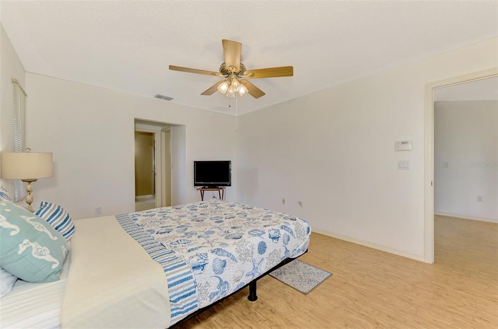 Activo con contrato: $349,900 (3 camas, 2 baños, 1884 Pies cuadrados)