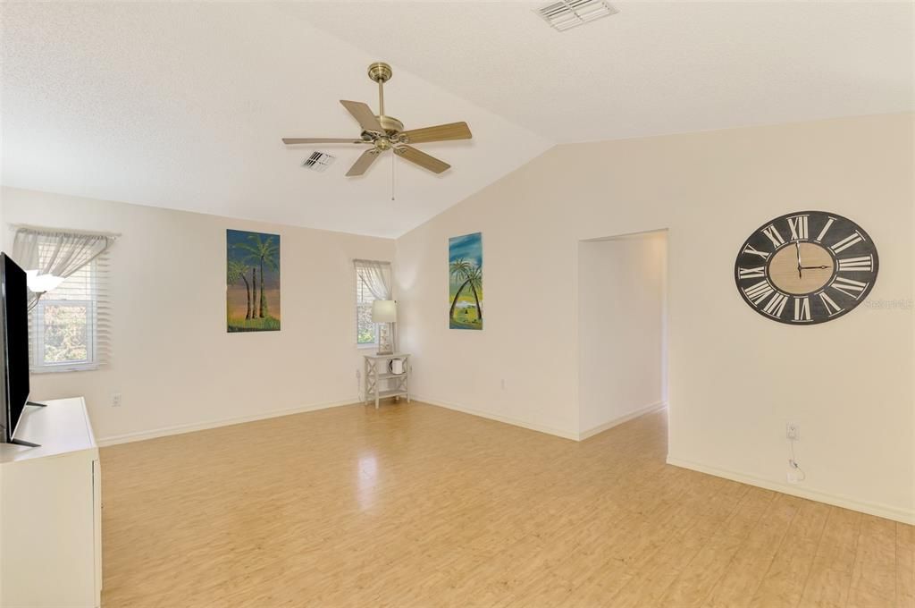 Activo con contrato: $349,900 (3 camas, 2 baños, 1884 Pies cuadrados)