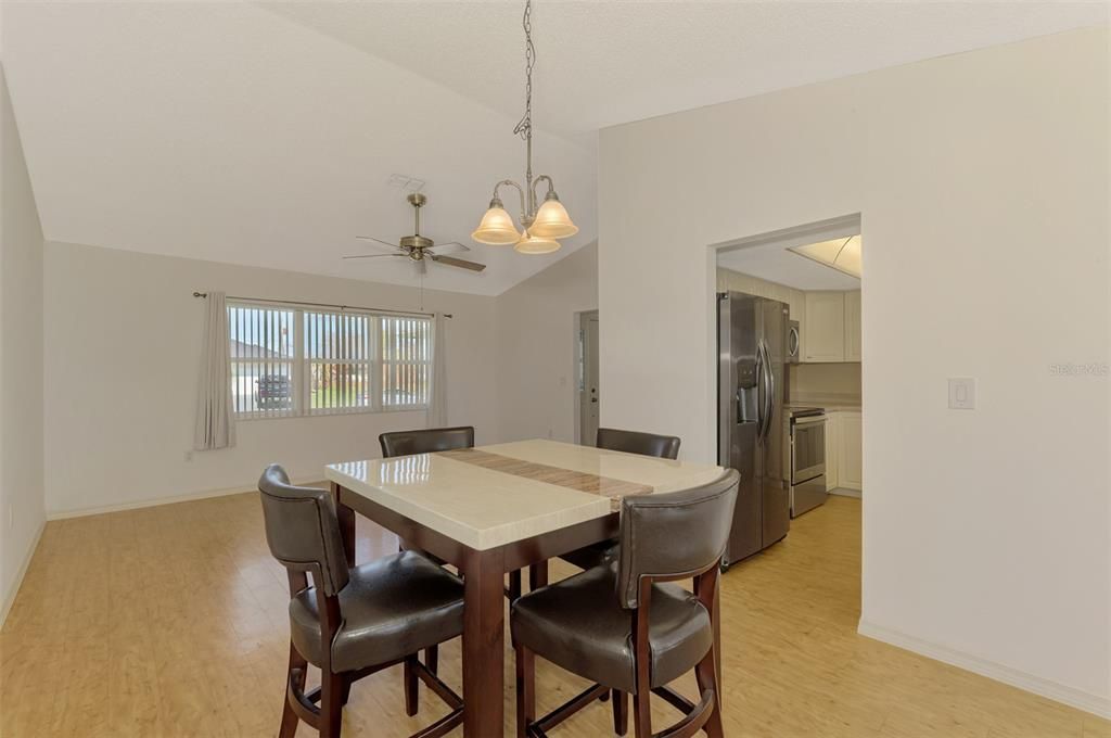 Activo con contrato: $349,900 (3 camas, 2 baños, 1884 Pies cuadrados)