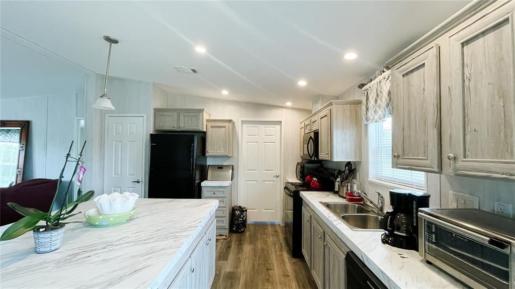 For Sale: $325,000 (3 beds, 2 baths, 1456 Square Feet)