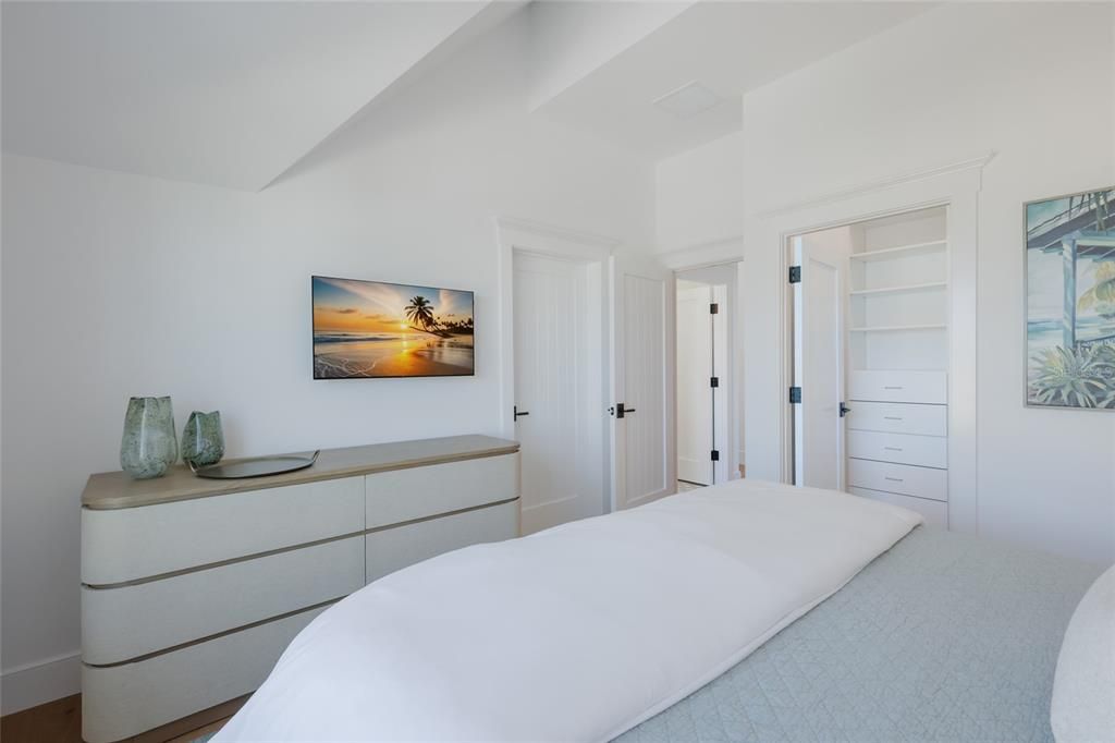 For Sale: $5,895,000 (4 beds, 4 baths, 3250 Square Feet)