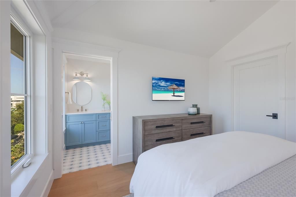 For Sale: $5,895,000 (4 beds, 4 baths, 3250 Square Feet)