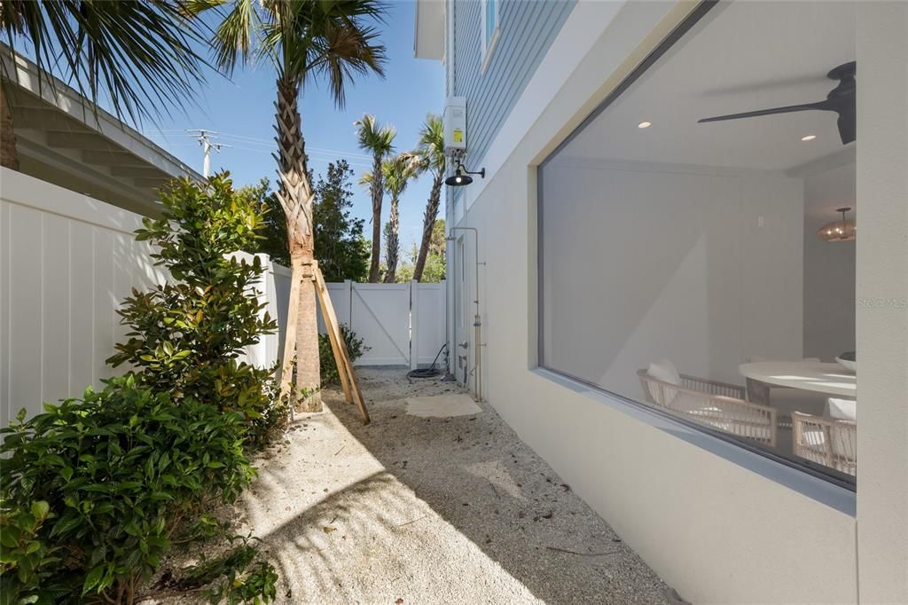 For Sale: $5,895,000 (4 beds, 4 baths, 3250 Square Feet)