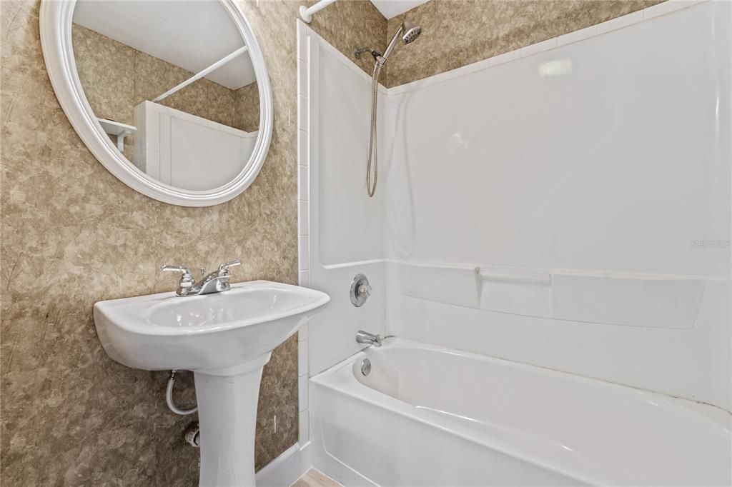 Под контрактом: $3,500 (4 спален, 2 ванн, 2099 Квадратных фут)