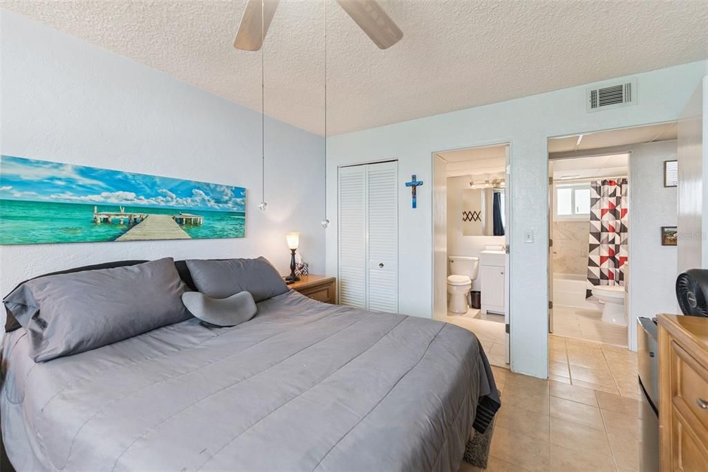 For Sale: $199,000 (2 beds, 2 baths, 929 Square Feet)