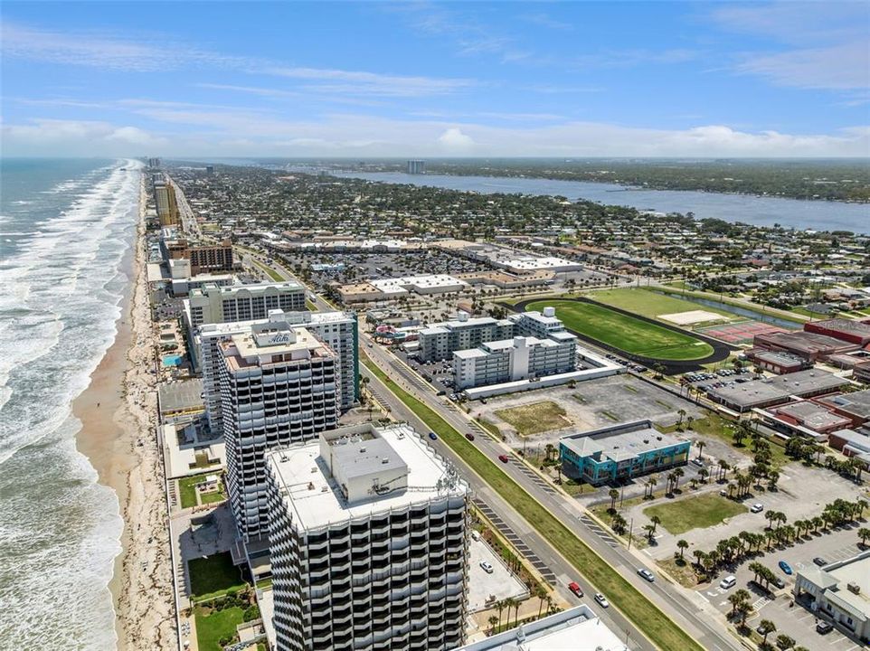 For Sale: $199,000 (2 beds, 2 baths, 929 Square Feet)