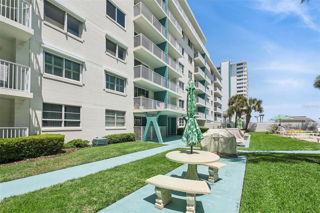 For Sale: $199,000 (2 beds, 2 baths, 929 Square Feet)