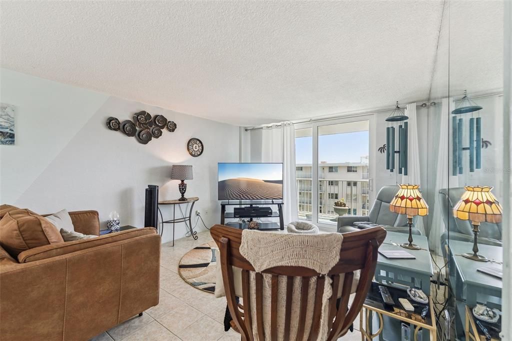 For Sale: $199,000 (2 beds, 2 baths, 929 Square Feet)