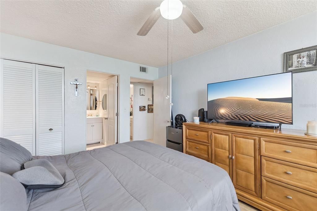 For Sale: $199,000 (2 beds, 2 baths, 929 Square Feet)