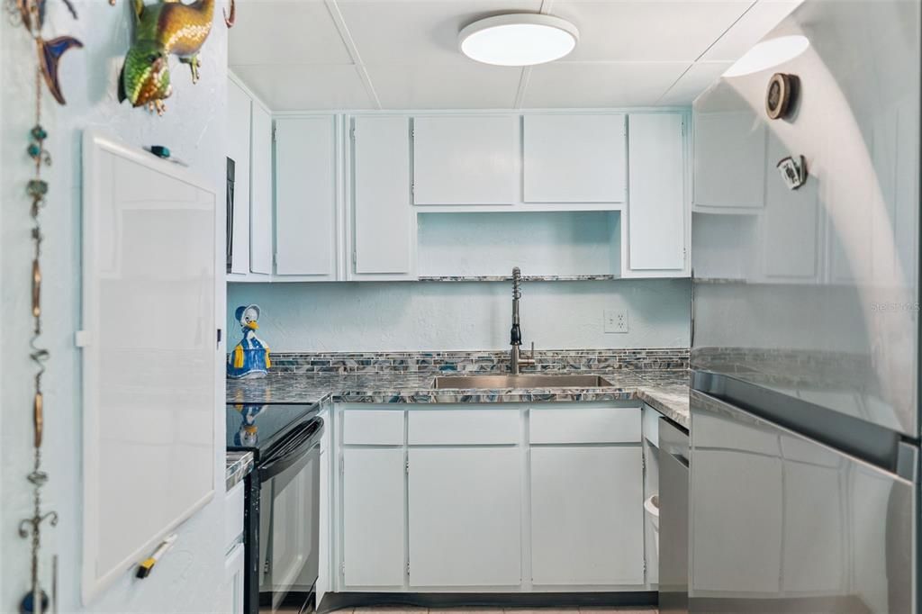 For Sale: $199,000 (2 beds, 2 baths, 929 Square Feet)