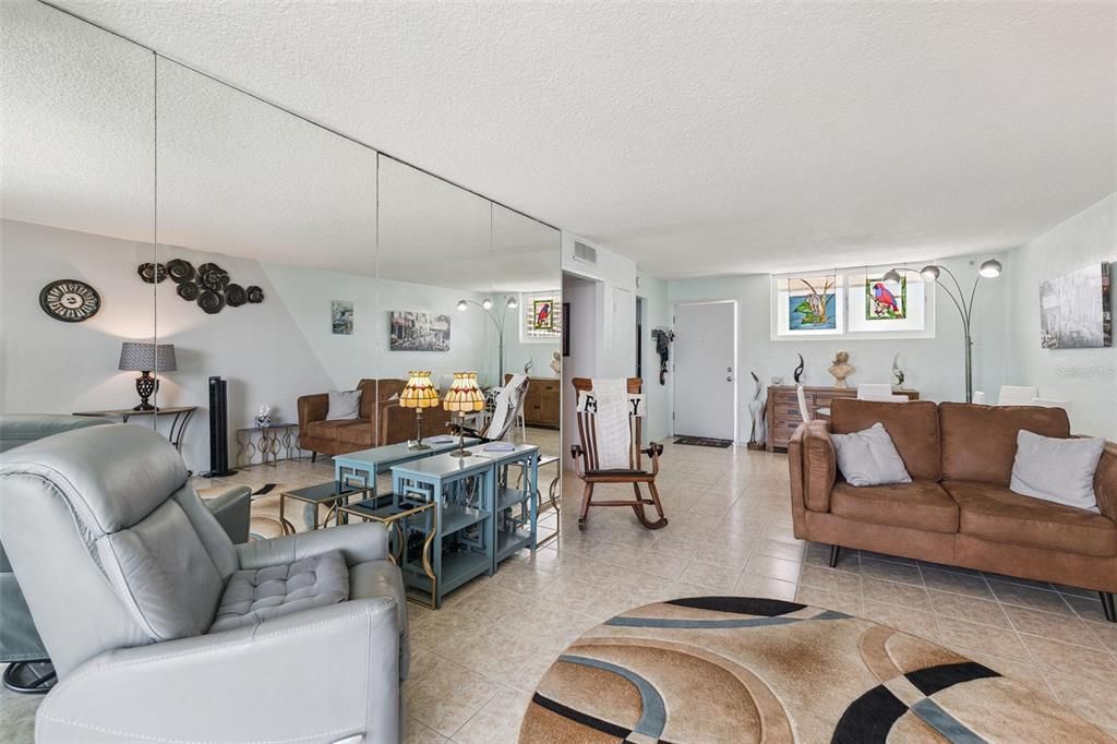 For Sale: $199,000 (2 beds, 2 baths, 929 Square Feet)