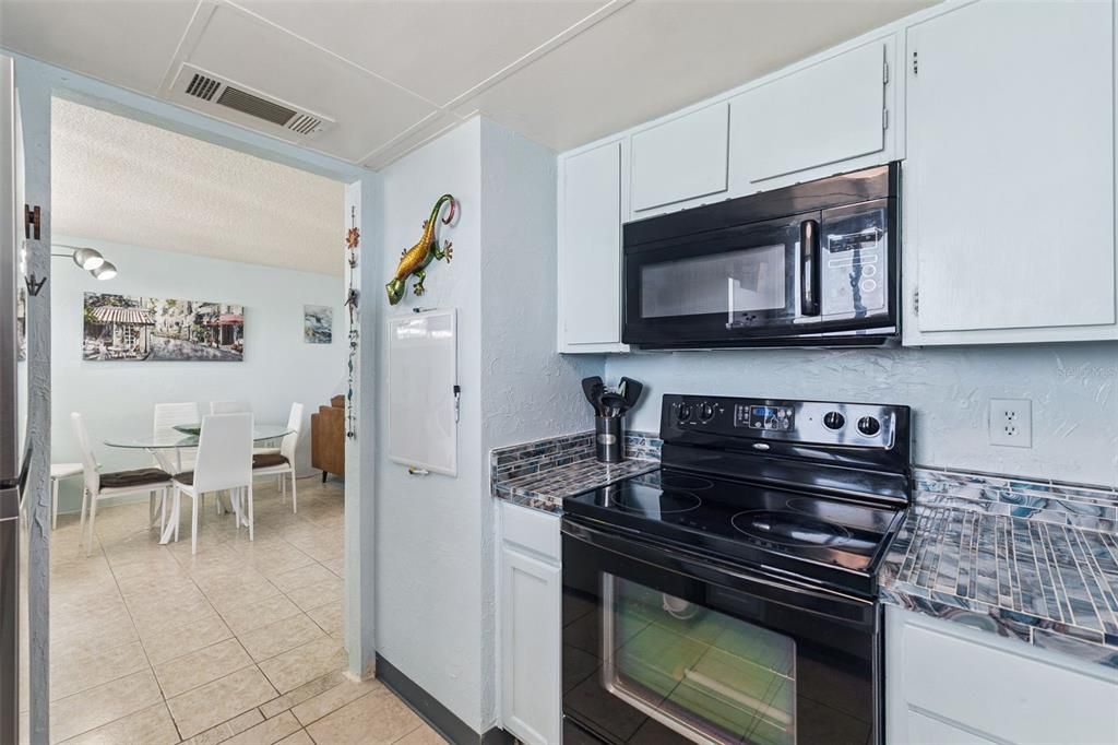 For Sale: $199,000 (2 beds, 2 baths, 929 Square Feet)