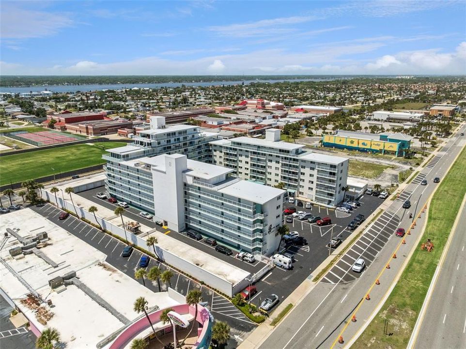 For Sale: $199,000 (2 beds, 2 baths, 929 Square Feet)
