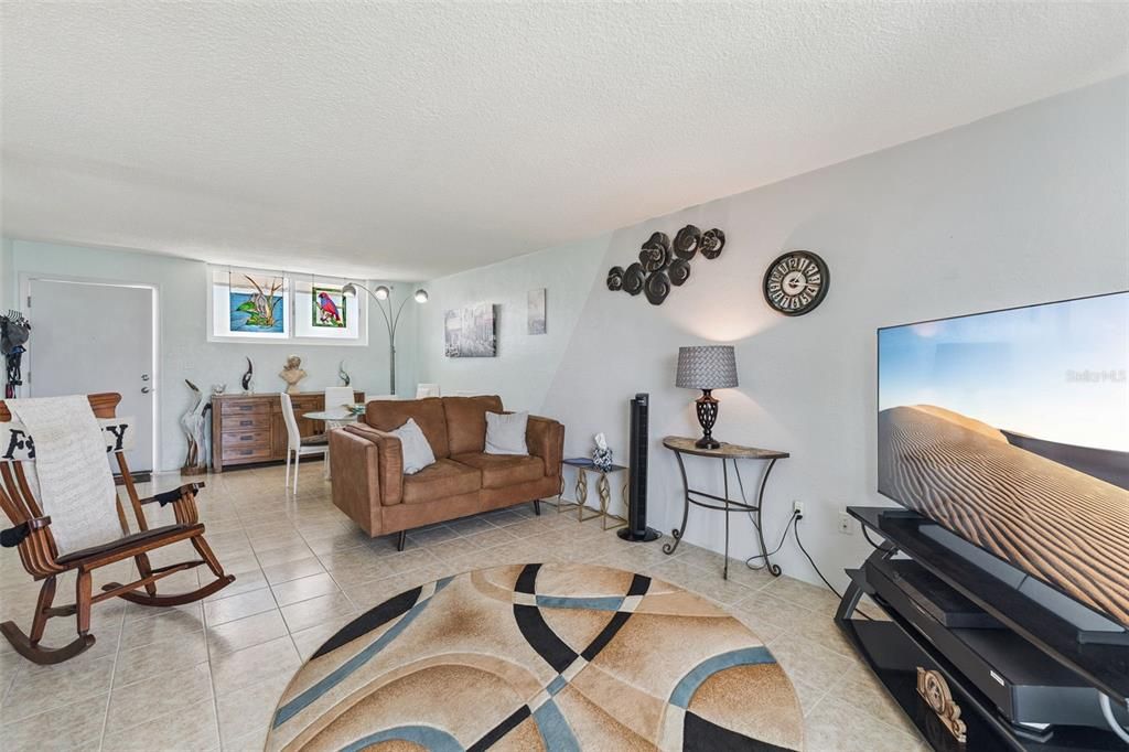For Sale: $199,000 (2 beds, 2 baths, 929 Square Feet)