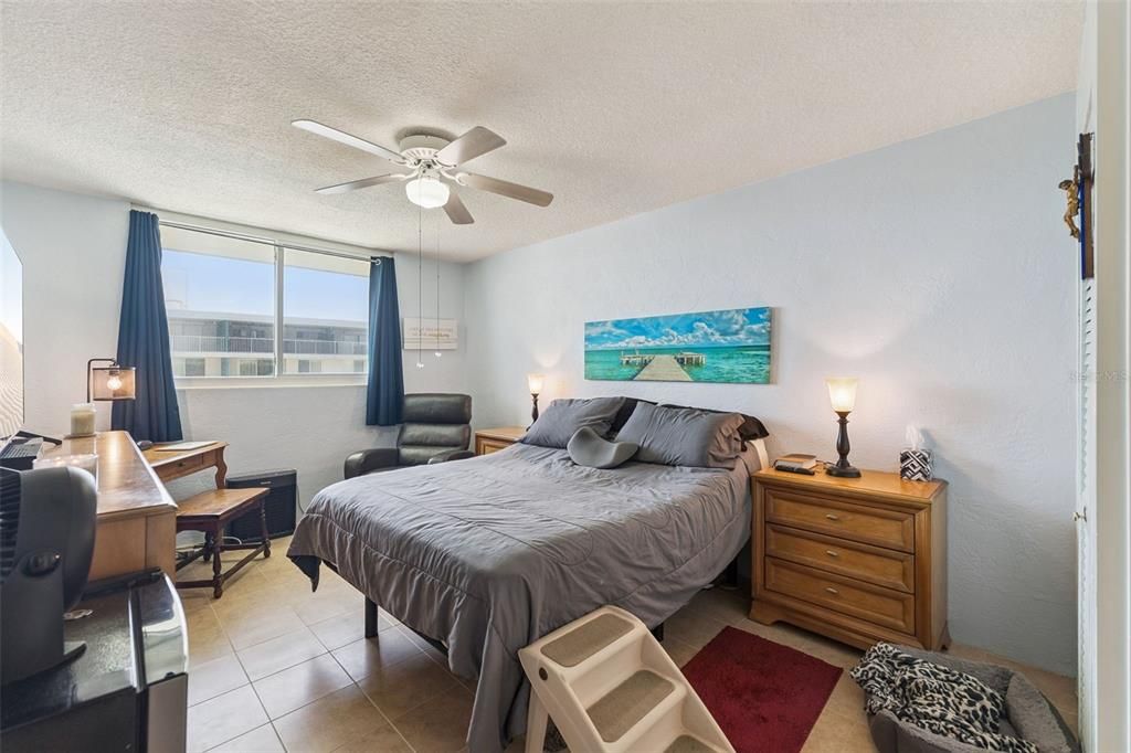 For Sale: $199,000 (2 beds, 2 baths, 929 Square Feet)