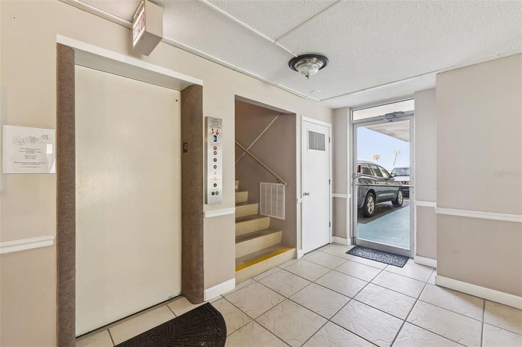 For Sale: $199,000 (2 beds, 2 baths, 929 Square Feet)